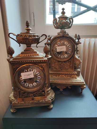 null Louis XVI style gilt bronze terminal clock
Attached: Boundary clock circa 1900
H:...