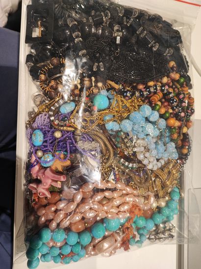 null Lot of costume jewelry including: necklaces, chains, bracelets, pearls, turquoise,...
