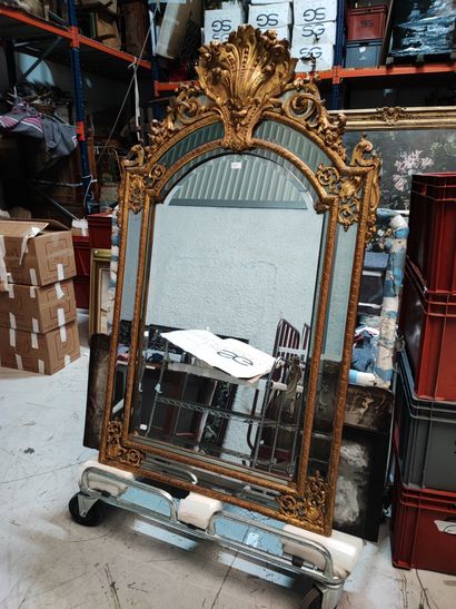 null Gilded wood beaded mirror topped with a stylized shell
Regency style 
177 x...