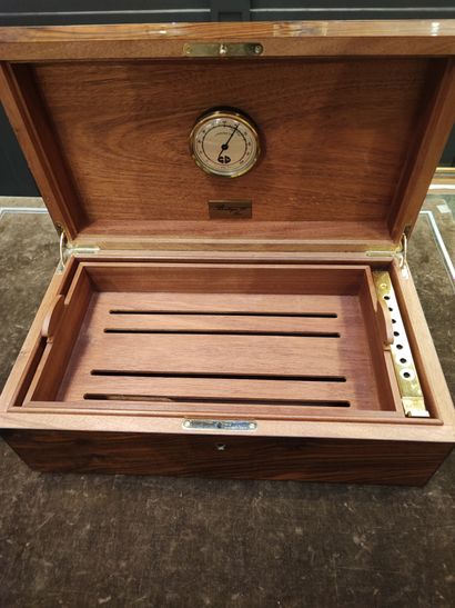 null Walnut burr cigar box (1 key ) Boutique 22 
Size: 15 x 40 x 23 cm.