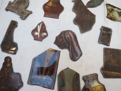 null Lots of fragmentary pieces of stained glass, including old pieces, fleurs de...