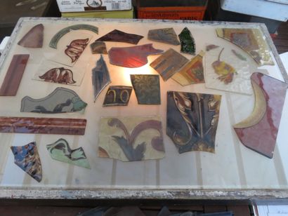 null Box containing approx. 80 fragments of stained glass from different periods....