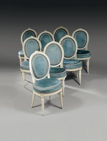 null Suite de huit chaises à dossier cabriolet en bois sculpté relaqué gris, à décor...