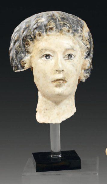 Masque de sarcophage féminin ; la coiffe...