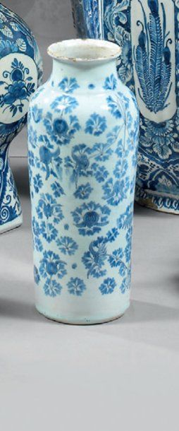 NEVERS Vase rouleau, décoré en camaïeu bleu...