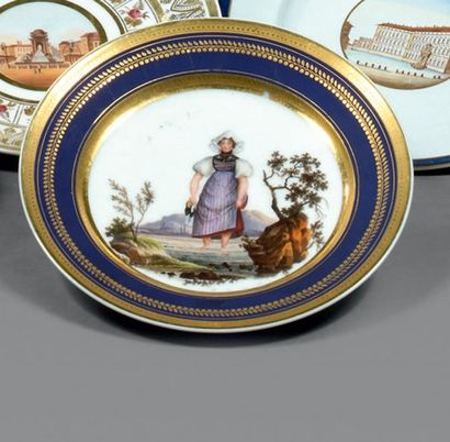 null PARIS. Assiette ronde décorée au centre en polychromie d'une femme en habit...