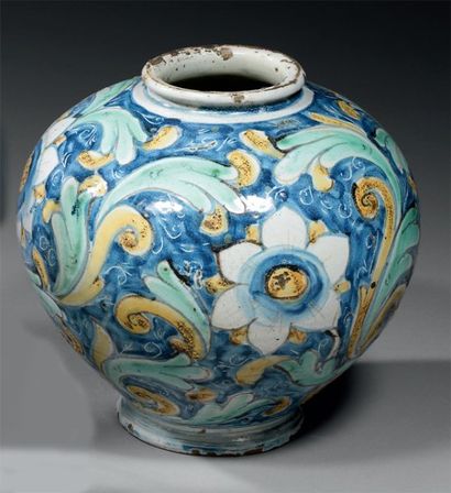null SICILE (PALERME ou CALTAGIRONE) Grand vase boule décoré en polychromie de fleurs...