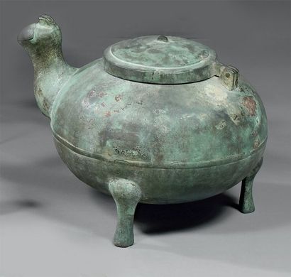 CHINE (TING) Verseuse à vin en bronze archaïque...