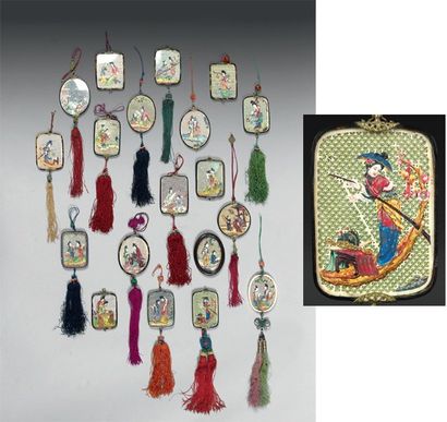 null CHINE Rare collection de dix-neuf petits miroirs féminins à main, à cadres en...