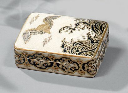 null JAPON (KYOTO). Belle boîte couverte décorée d'un rapace au dessus de vagues...