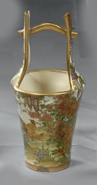 JAPON (SATSUMA). Petit vase en forme de panier...