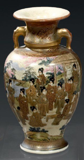 null JAPON (SATSUMA). Petit vase à pans coupés décoré en émaux polychromes et or...