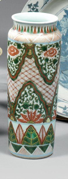 CHINE. Vase rouleau décoré en émaux wucaï...