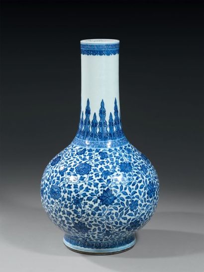 null CHINE. Grand vase de forme balustre à long col étroit. Il est décoré en bleu...