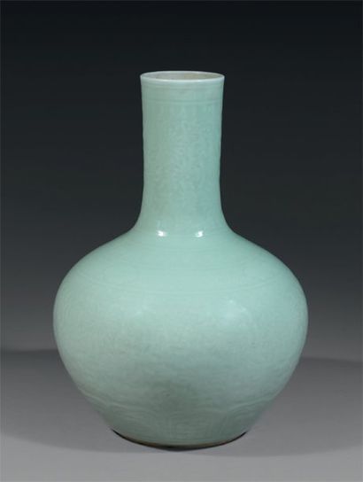 CHINE Grand vase bouteille de forme balustre...