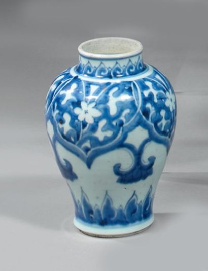 null CHINE. Petit vase de forme balustre, décoré en bleu sous couverte de rinceaux...