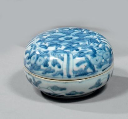 CHINE. Boîte ronde couverte décorée en bleu...