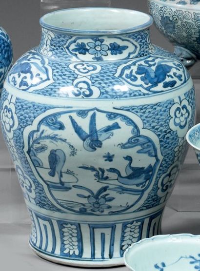 CHINE. Vase de forme balustre décoré en bleu...