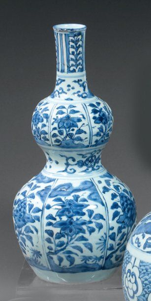 null CHINE. Vase double gourde, décoré en bleu sous couverte de fleurs dans des réserves...
