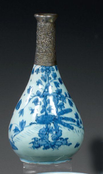null CHINE. Vase bouteille à long col étroit, décoré en bleu sous couverte de deux...