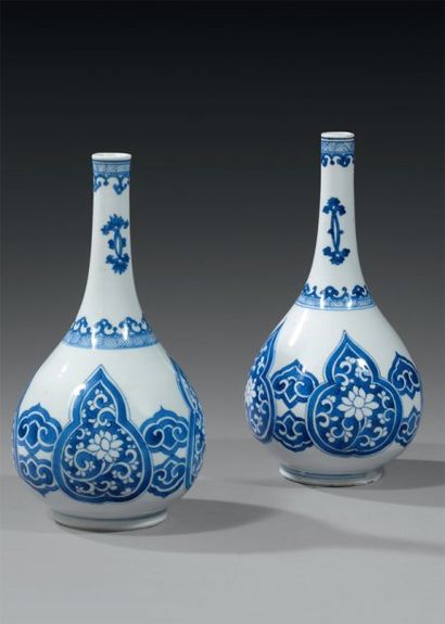 null CHINE. Paire de vases bouteilles décorés en bleu sous couverte de ruyis encadrant...
