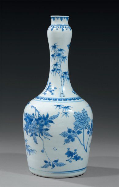 CHINE Vase bouteille de forme balustre à...