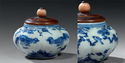 null CHINE Rare petit pot à côtes de melon, décoré en bleu sous couverte de deux...