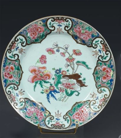 null CHINE. Petit plat rond décoré en émaux de la famille rose de fleurs Période...