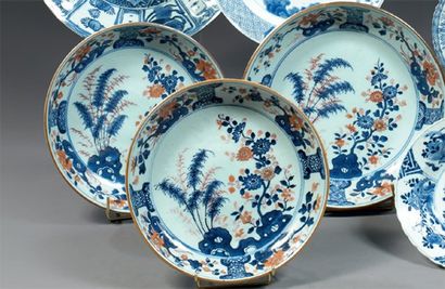 null CHINE. Trois coupes rondes, décorées dans la palette imari de rochers percés...