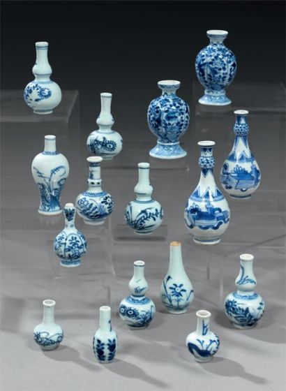 CHINE. Rare ensemble de seize vases miniatures...