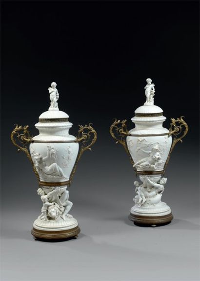 null BERLIN. Deux grands vases couverts de style néoclassique en biscuit, supportés...