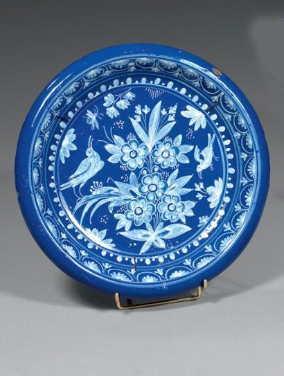 null NEVERS Jatte ronde à fond bleu persan décorée en blanc fixe d'un bouquet de...