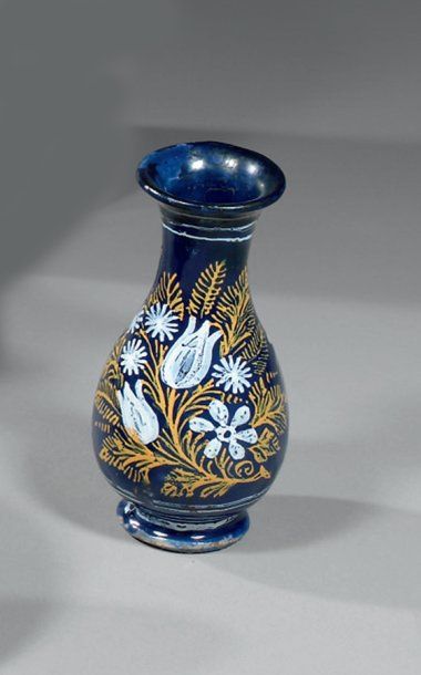 null NEVERS Petit vase de forme balustre à fond bleu persan, décoré d'un bouquet...