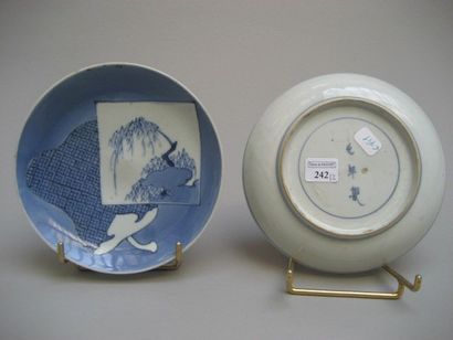 null JAPON(ARITA) Deux coupelles rondes fabriquées pour « la cérémonie du thé »,...