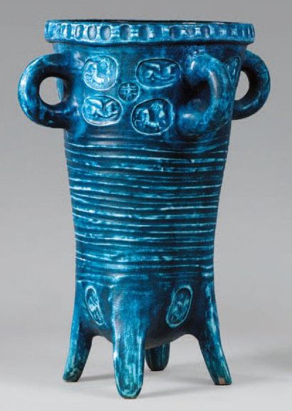 ACCOLAY (1945-1992) Important vase de forme conique en céramique à bordure godronnée,...
