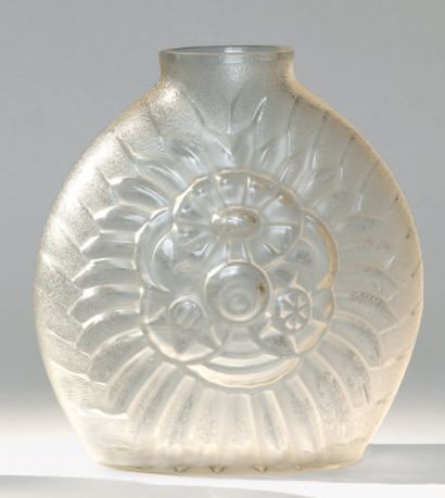 CAZAUX Édouard (1889-1974) & GUÉRON D. et Cie Vase de forme ovoïde à corps aplati....