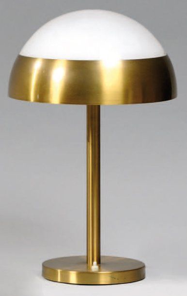 PERZEL Jean (1892-1986) Lampe de bureau à armature en métal à patine dorée et brossée,...