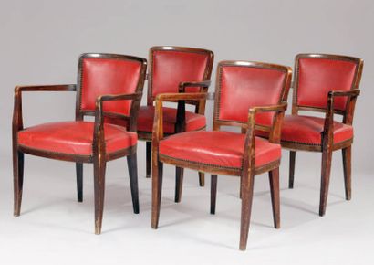 CHAREAU Pierre (1883-1950) Suite de huit fauteuils en bois vernissé à dossier concave,...