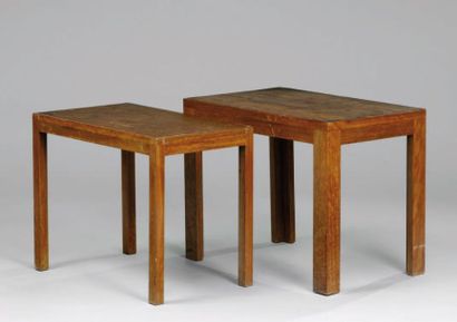 CHAREAU Pierre (1883-1950) Deux tables emboîtables en noyer à plateau rectangulaire,...