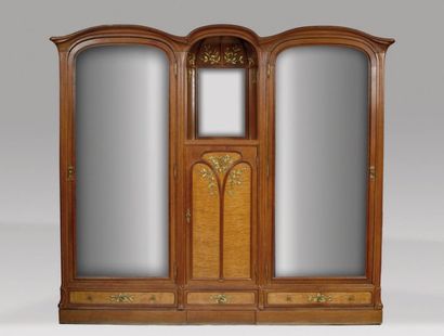 TRAVAIL FRANÇAIS 1900 Importante armoire en chêne à deux portes vitrées latérales...
