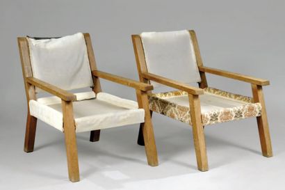 PRÈ Maurice (1907-1988) Paire de fauteuils en chêne à dossier incliné, accotoirs...