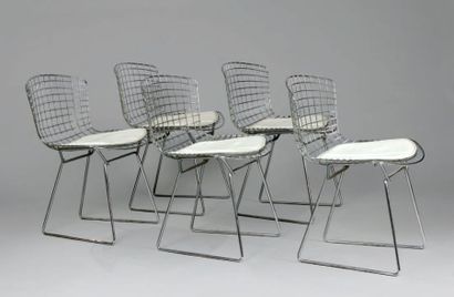 BERTOÏA Harry (1915-1978) Suite de dix chaises à armature en acier chromé, dossier...