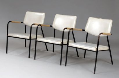 Travail français 1950 Suite de trois fauteuils et d'une table basse à armature tubulaire...