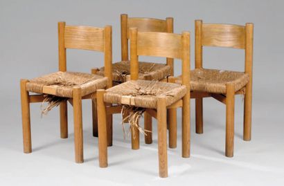 PERRIAND Charlotte (1903-1999) Suite de quatre chaises en chêne à dossier bandeau...