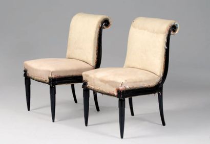 RATEAU Armand-Albert (1882-1938) (attribué à) Paire de chaises en bois vernissé noir,...