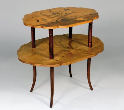 GALLÉ Émile (1846-1904) Table à double plateau à bordure polylobée à fond de marqueterie...