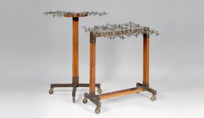 ANONYME Deux portants en bois vernissé, base montée sur roulettes. Haut. 110 cm