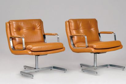 RAPHAËL (1912-2000) Paire de fauteuils à armature en aluminium, accotoirs détachés...