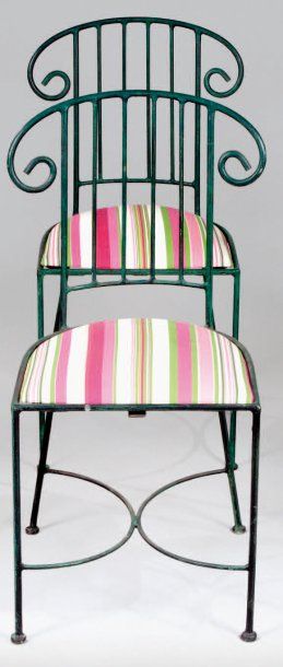ANONYME Suite de trois chaises à armature tubulaire peint en vert, dossier à barreaux...