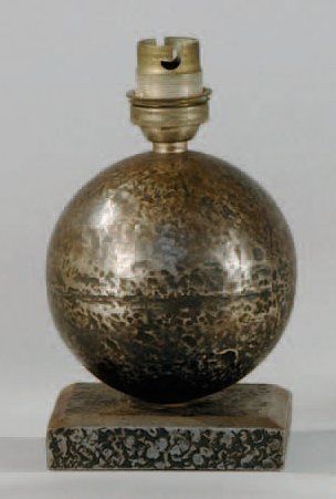 BRANDT Edgar (1880-1960) Petite lampe de chevet en fer forgé et martelé, décor d'une...